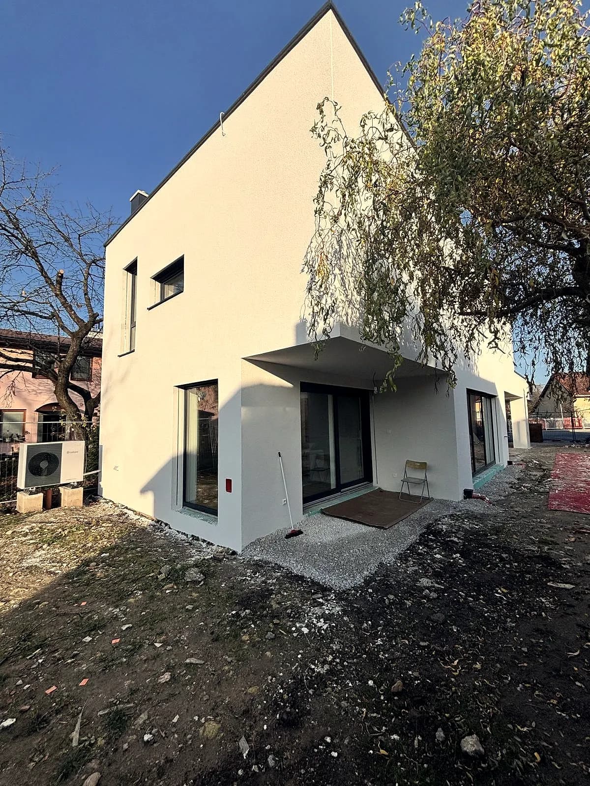 Dokončený dom s krytým vstupom