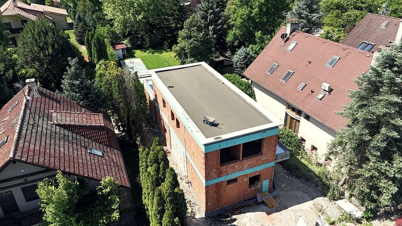 Hrubá stavba medzi susednými domami