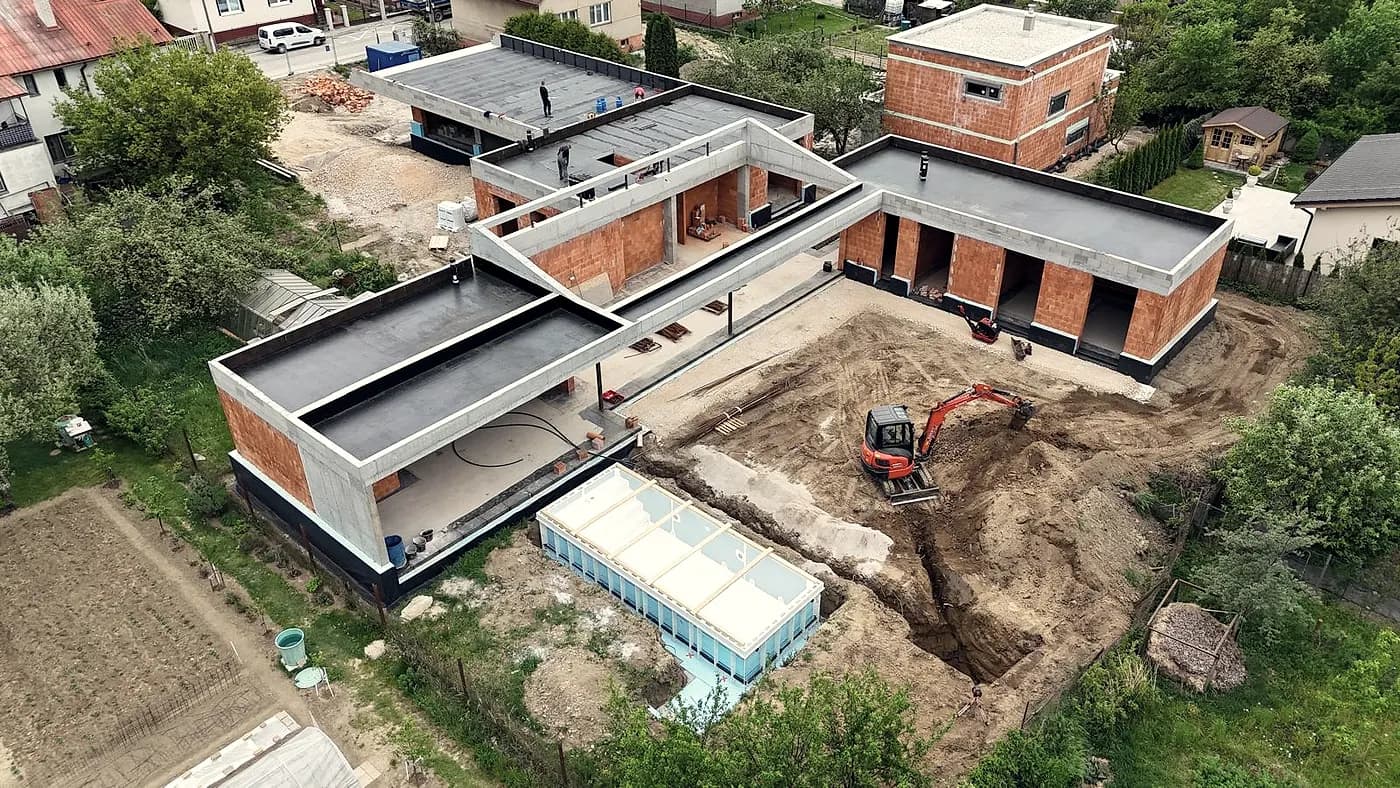 Rozľahlá stavba s viacerými krídlami