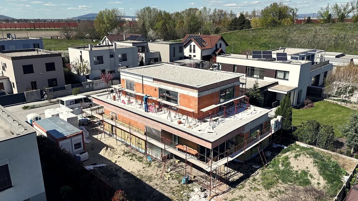 Poschodový dom s lešením