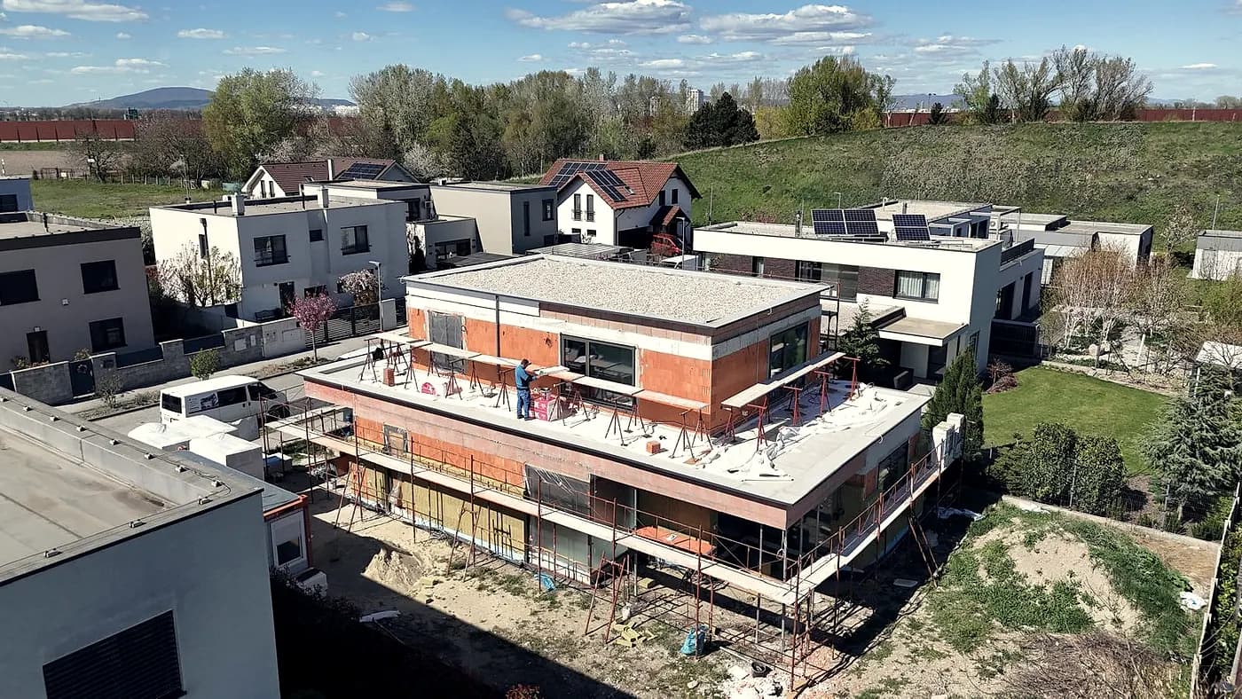 Dokončovanie fasády poschodového domu