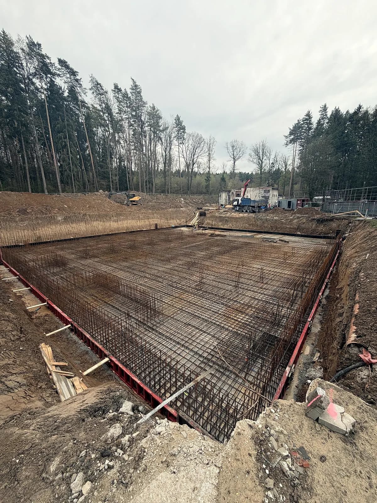Výstuž základovej dosky v stavebnej jame