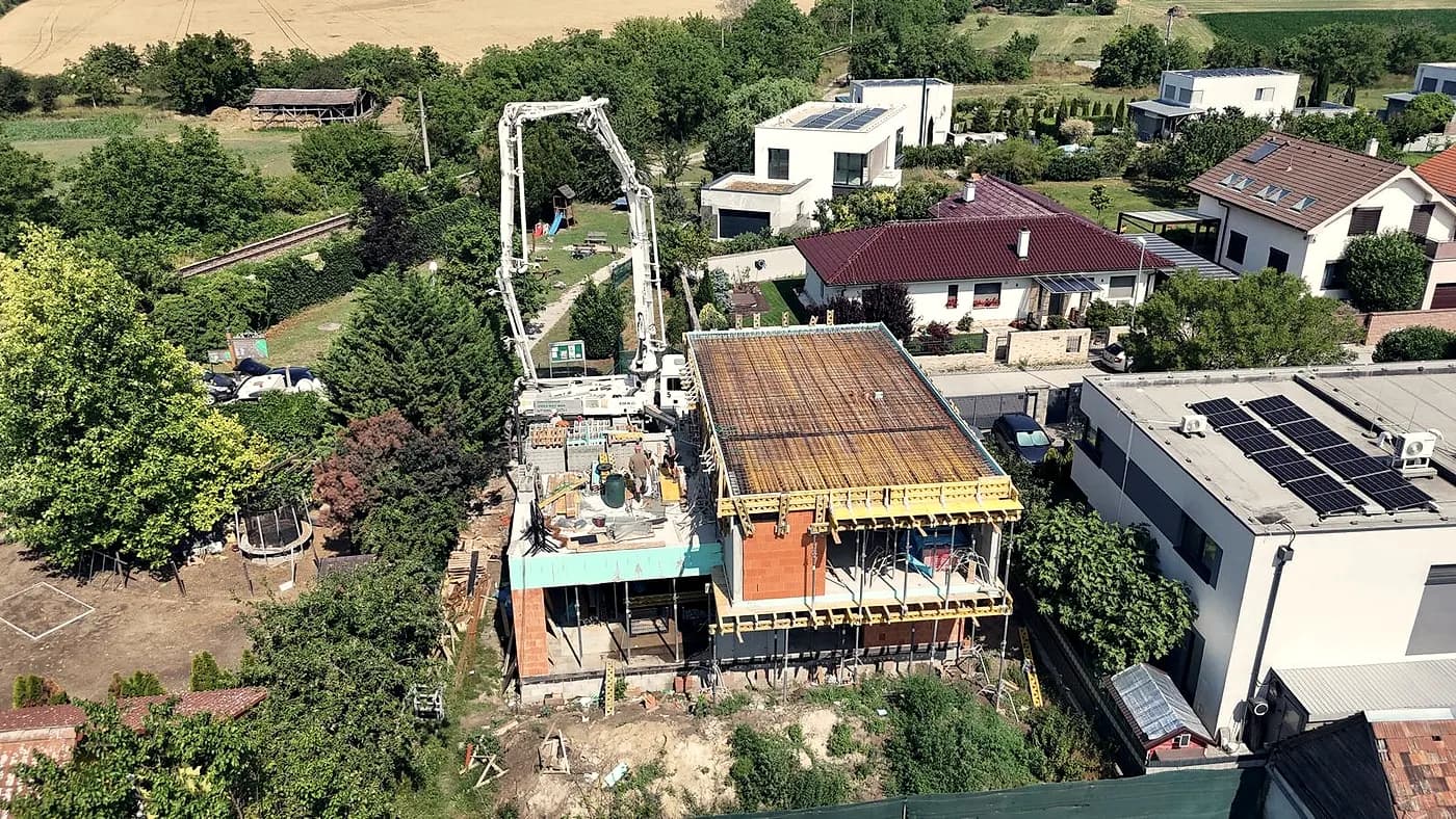 Čerpadlo betónu na stavenisku