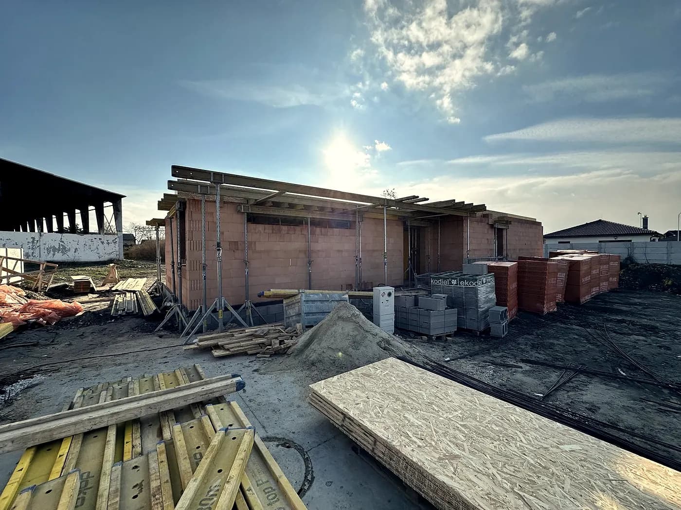 Hrubá stavba pred betonážou stropu