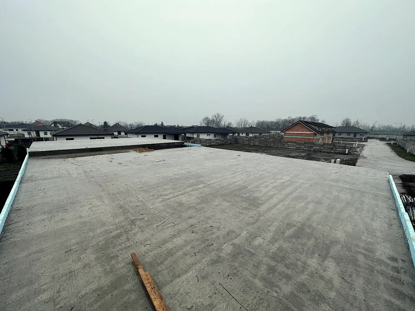 Dokončená plochá strecha v hmle