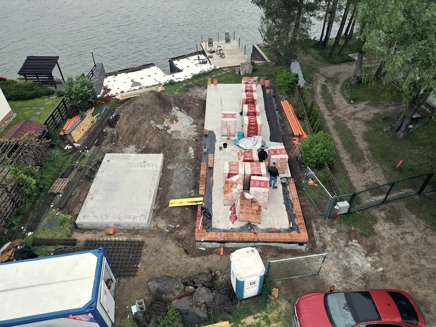 Stavenisko a pripravený materiál