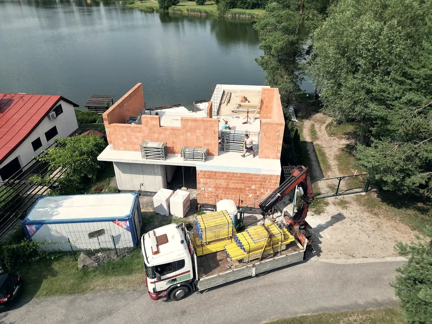 Domiešavač pri hrubej stavbe