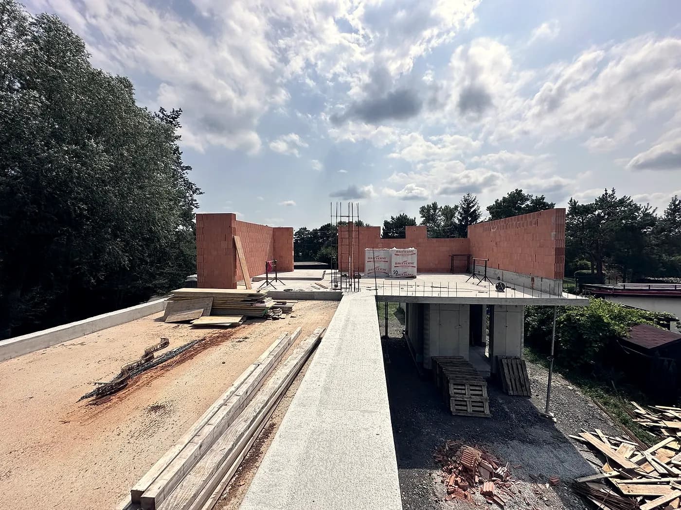 Hotová stropná doska nad jazerom
