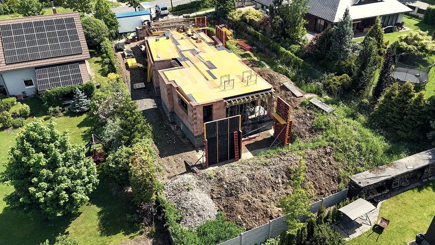 Debnenie stropu nad hrubou stavbou