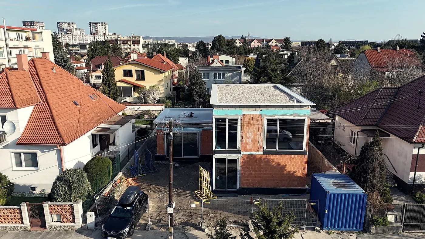 Stavba nad panorámou mesta