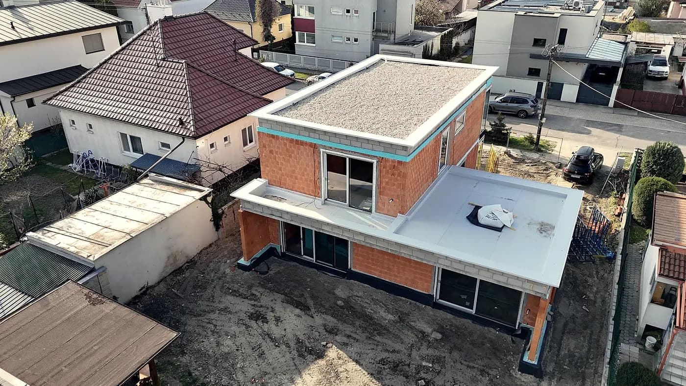 Plochá strecha nad prístavbou