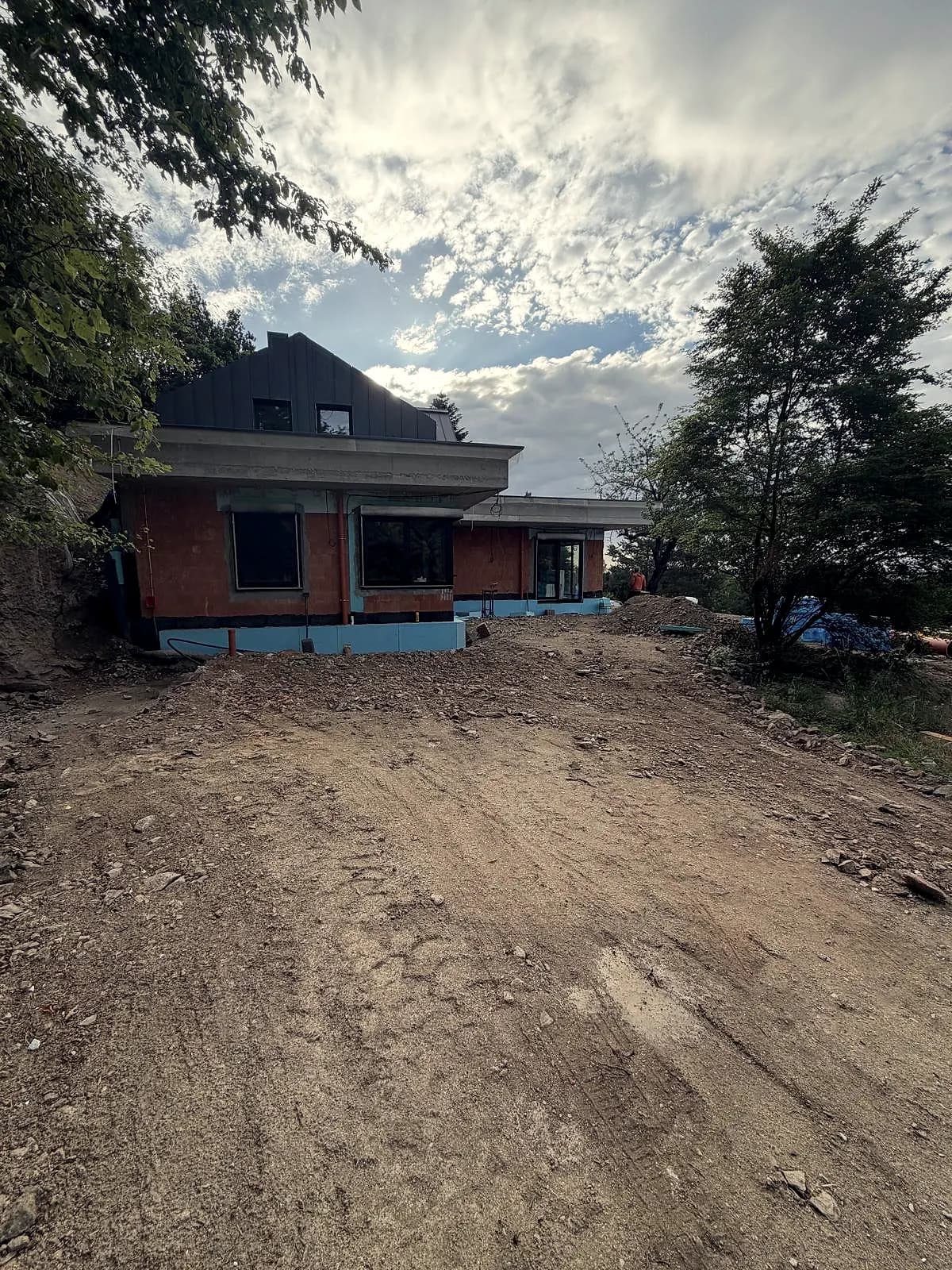 Hrubá stavba zasadená do svahu