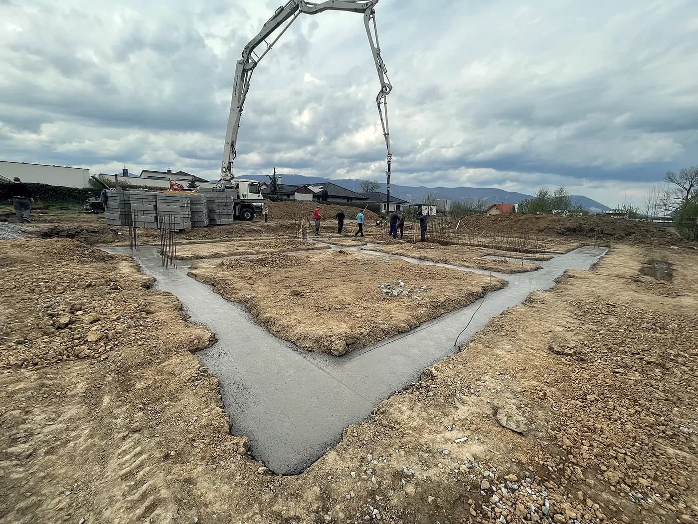 Betonáž základových pásov čerpadlom