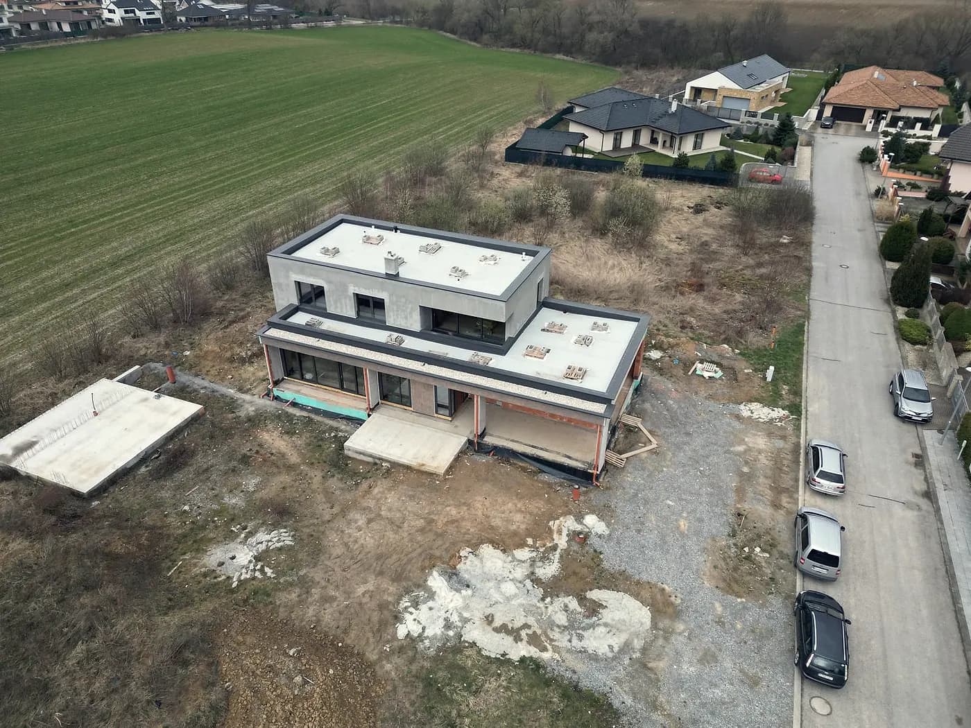 Dom pri ceste z vtáčej perspektívy