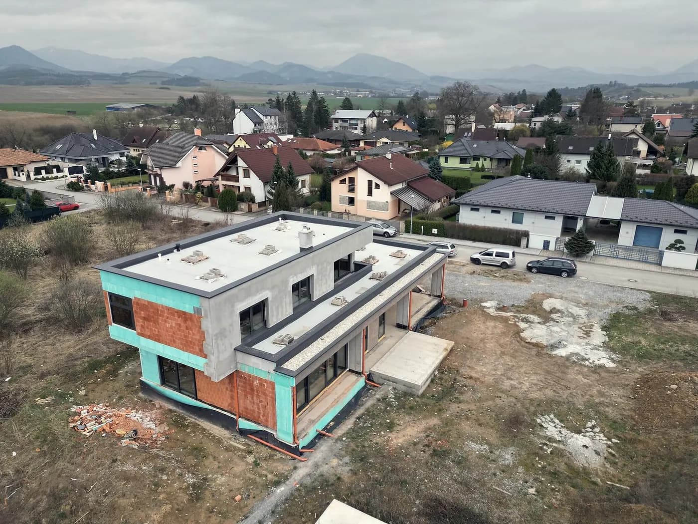 Hrubá stavba s panorámou hôr