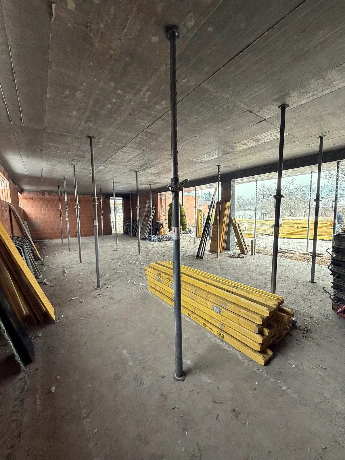 Podopretý monolitický strop