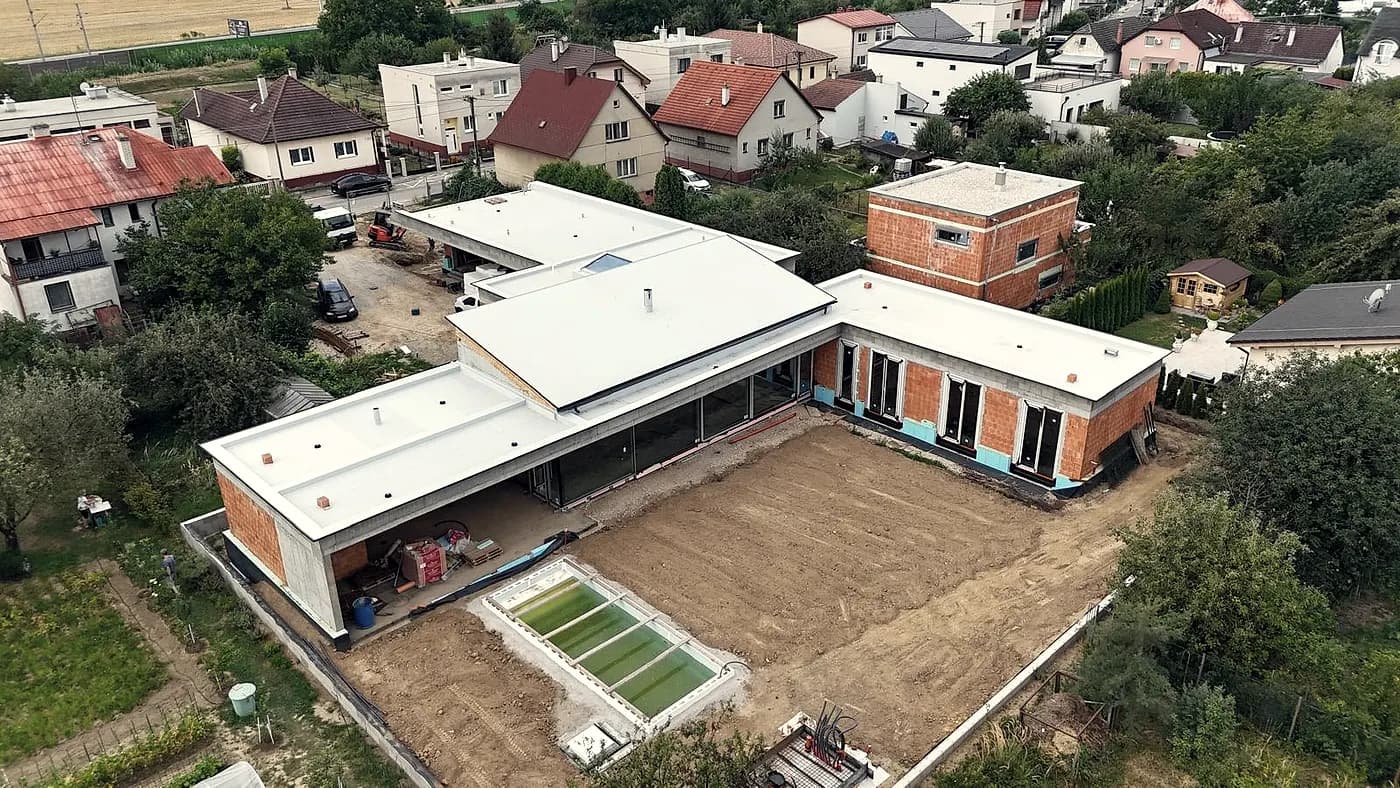 Dokončená hrubá stavba s terasou