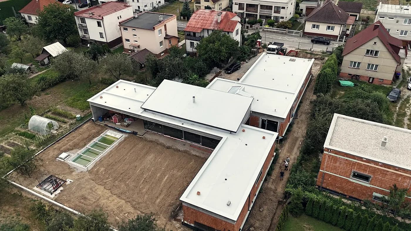 Rozľahlá stavba v obci