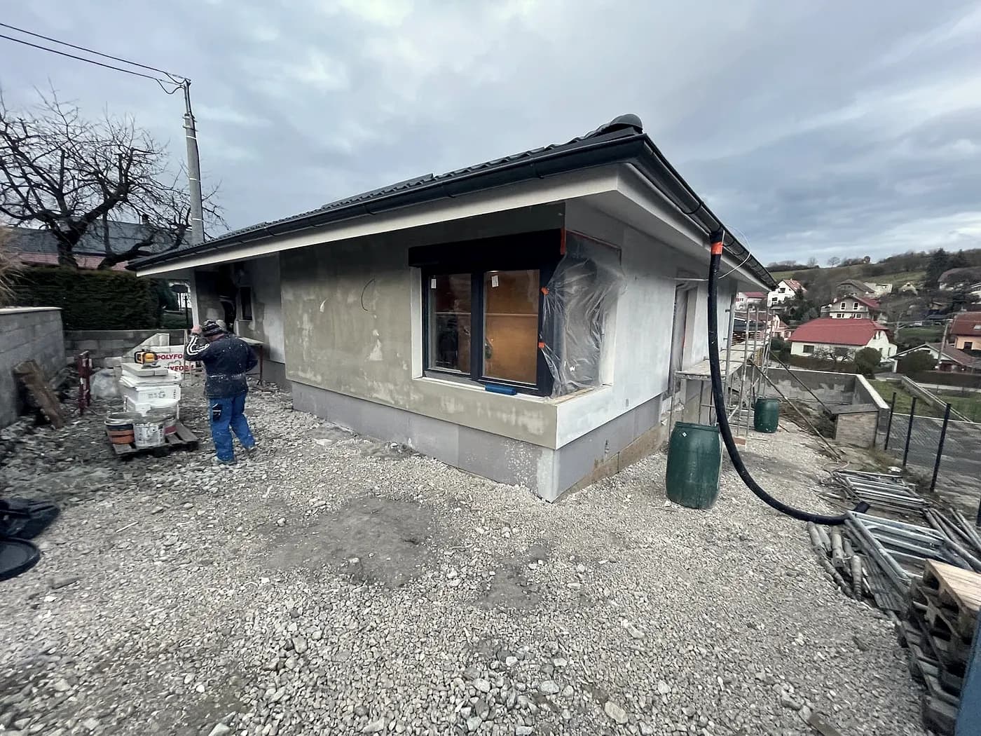 Fasáda rodinného domu počas prác