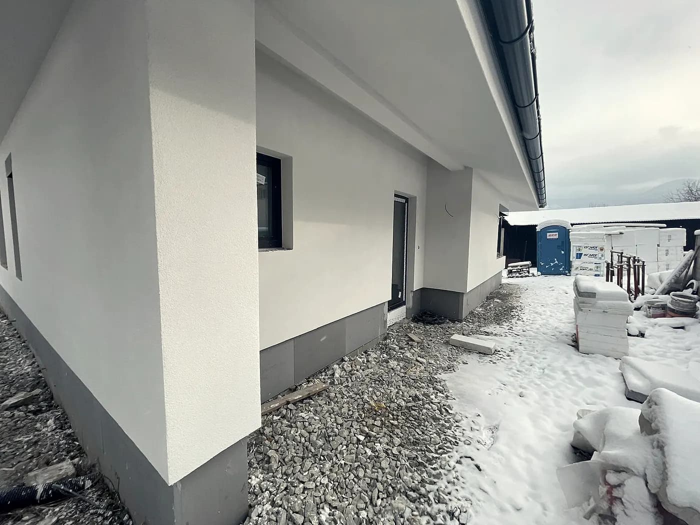 Biela fasáda a bočný vstup