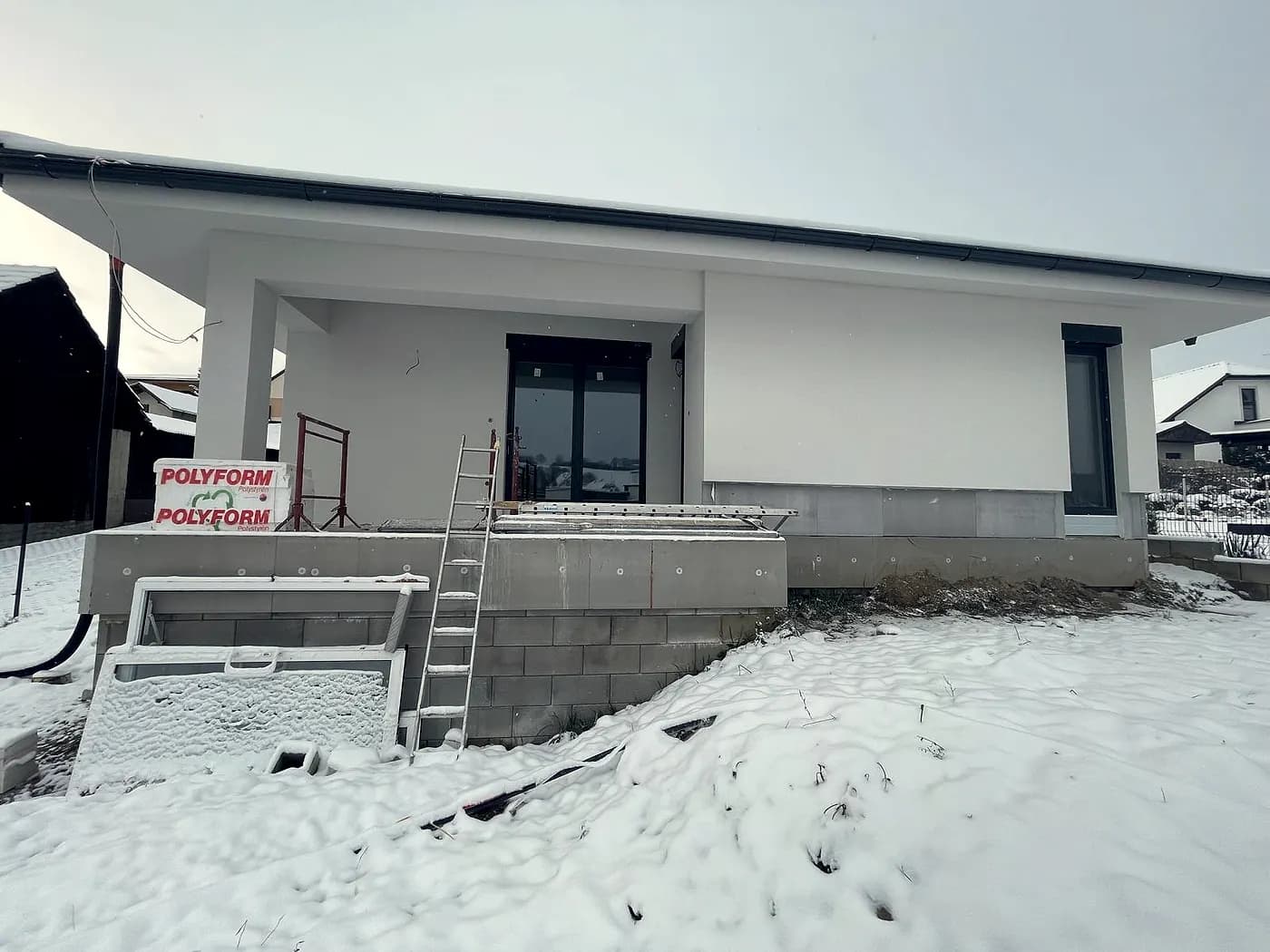 Dom pred začatím terénnych úprav