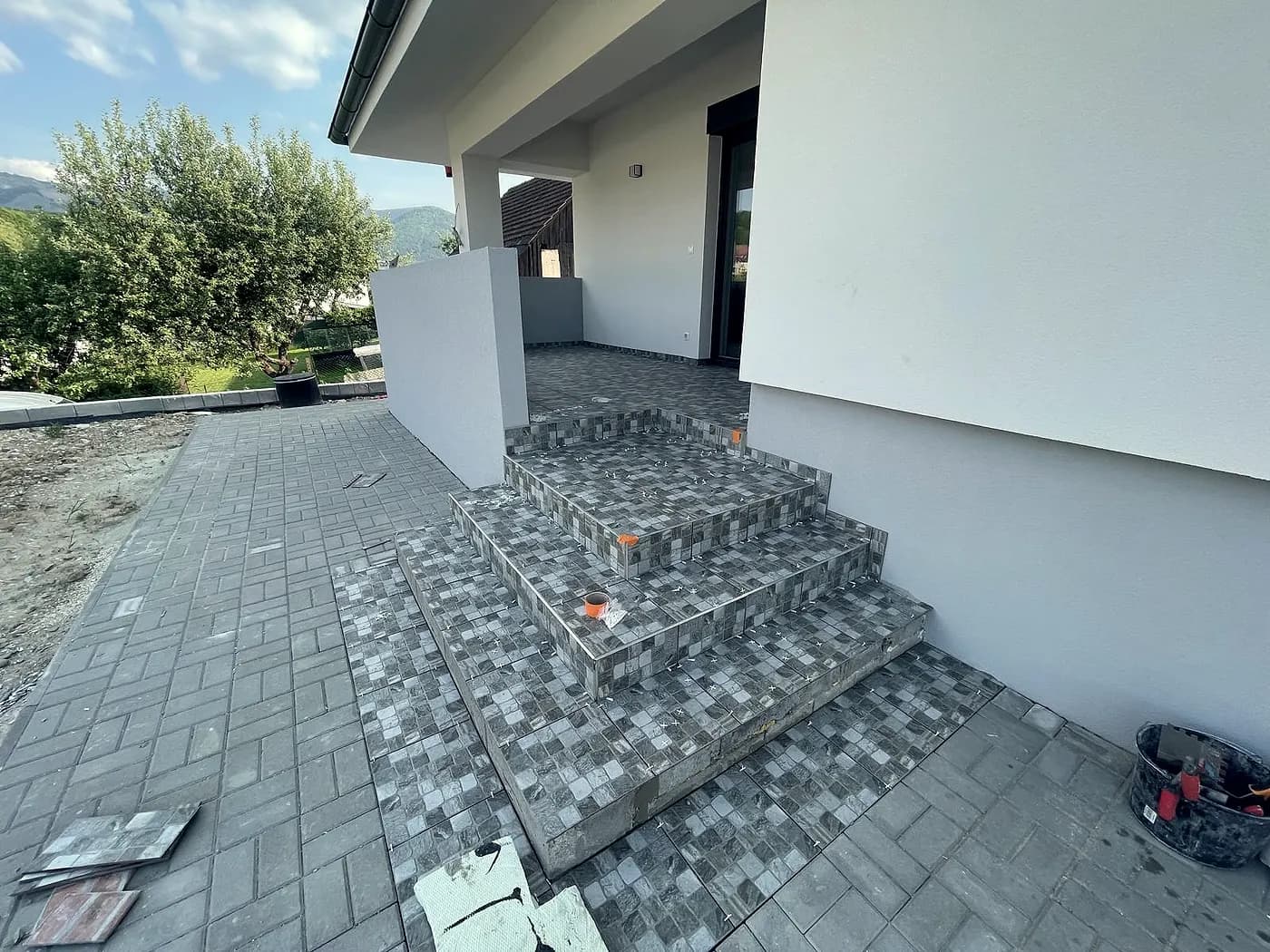 Schodisko a terasa z dlažby