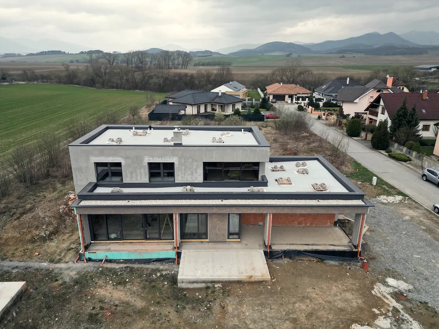 Rodinný dom Tomčany — Dokončená plochá strecha z vtáčej perspektívy